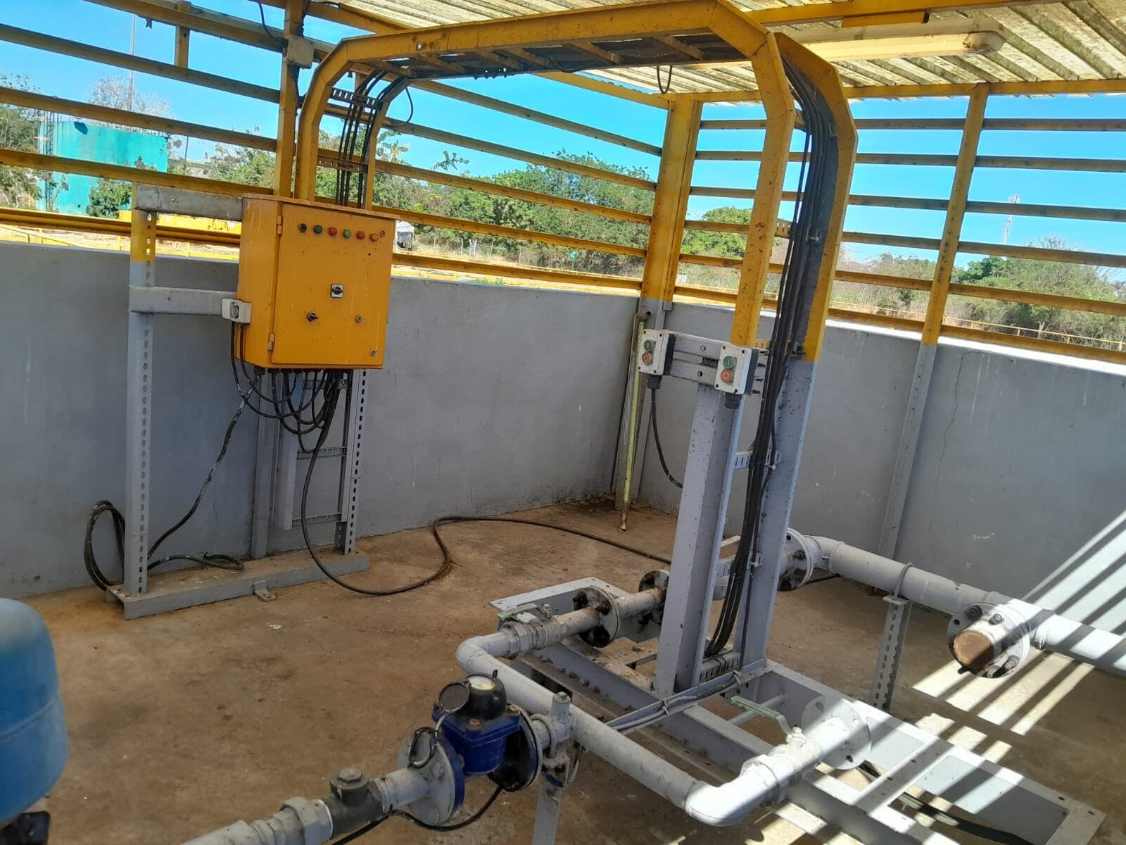 Pumphouse structure with electrical control and metering installation